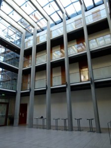 Foyer und Ausstellungshalle in der Landesvertretung MVs in der Ministergärten (c) Frank Koebsch